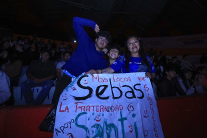 Fanáticos se pusieron tristes cuando perdió Sebas, de La Fraternidad. Durante Los Kiños del Año.