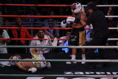 El loco Baldeón terminó exhausto luego de su combate.