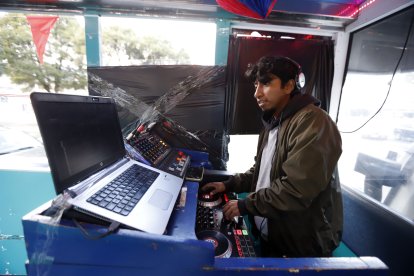 Lenin Leines es animador y DJ en una chiva de Quito.