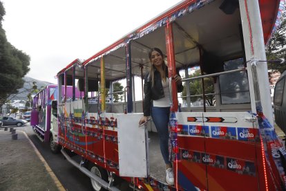La chica también atiende llamadas para futuros contratos durante el recorrido de la chiva.