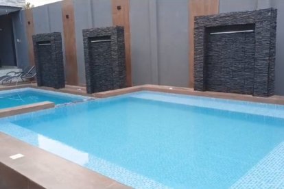 En una de las casas había una piscina pequeña.