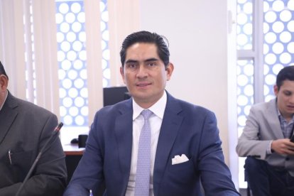 Zapata es Ingeniero en Sistemas e Informática por la Escuela Politécnica del Ejército.