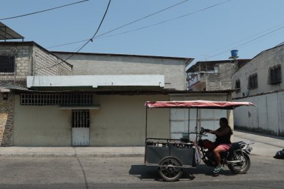 Moradores dijeron haber oído una ráfaga de tiros. Ayer por la mañana la casa lucía cerrada.