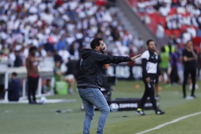 El DT Pablo Sánchez destacó el esfuerzo del plantel para superar las adversidades.