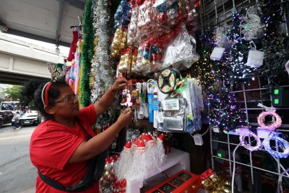 Rocío Medina, con su diadema de reno, acomodaba su mercadería para hacerla más vistosa.