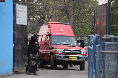 Hasta los bomberos ingresaron a la Penitenciaría por explosión.