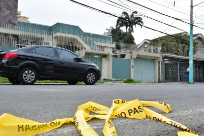 En la zona del triple crimen aún quedaba la cinta policial utilizada para acordonar el área.