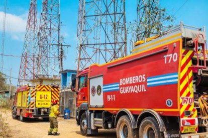 Al menos cien bomberos continúan en Cerro Azul intentado contener los focos aún activos o en riesgo de activarse.