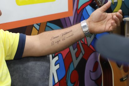 En el brazo de Theo está en nombre de Enner Valencia.
