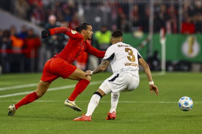 Leroy Sane del Munich y Piero Hincapié disputando la pelota.