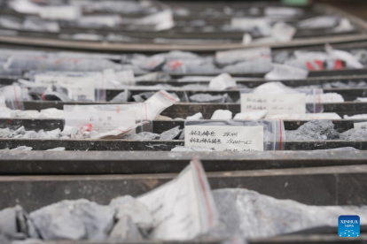 Muestras de rocas en el campo aurífero de Wangu