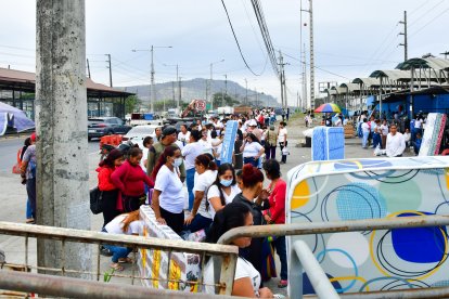 Familares de reos se aglomeran en los exteriores de la Penitenciaría.