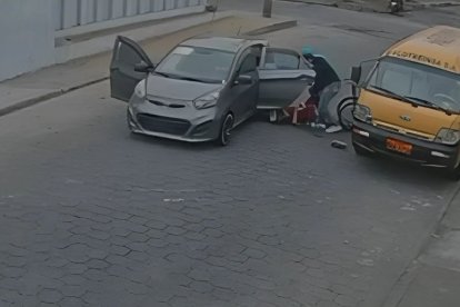 El incidente quedó registrado en el sistema de vigilancia de una casa.