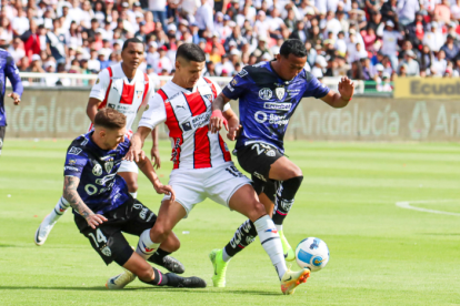 El goleador de Liga Álex Arce (c) ya sabe lo que es anotarle a Independiente del Valle