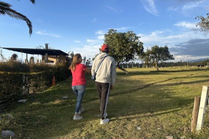 La finca cuenta con una casa vieja de adobe, con horno de leña y tres dormitorios, que, al parecer, fue construida hace más de 150 años.