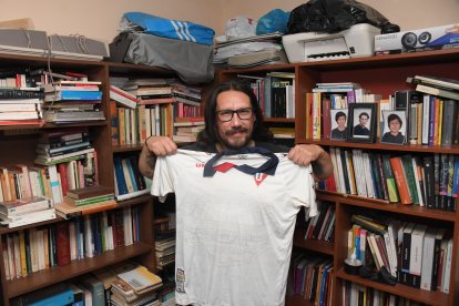 Diego no solo colecciona camisetas de Liga, sino que lleva al equipo en la piel.