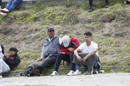 Hinchas hicieron filas desde la madrugada para conseguir entradas.