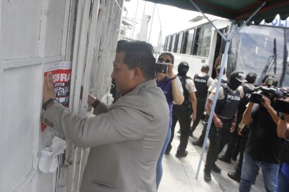 Funcionarios de la Acess también participaron en el operativo de clausura.