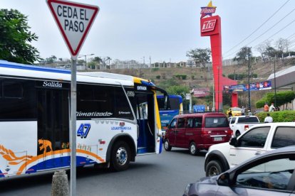 En el redondel de La Joya, los conductores denuncian que sus recorridos de 10 minutos se convierten en una ‘tortura’ de 45 minutos.