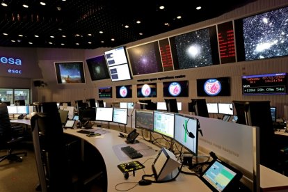 Interior de una sala de control de la Agencia Espacial Europea en Alemania.