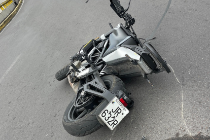 La motocicleta quedó sobre el puente.