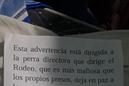 Carteles con amenazas fueron dejados cerca de la cárcel El Rodeo.