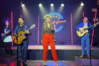 El tono de la extranjera se adapta a los ritmos nacionales.