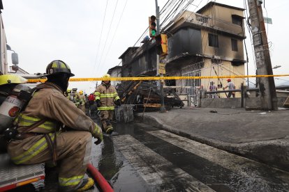 Bomberos acudieron al punto para controlar la emergencia, registrada aproximadamente a las 15:00.