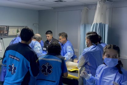 Personal del hospital Isidro Ayora, de Loja, atendía a las víctimas del accidente.