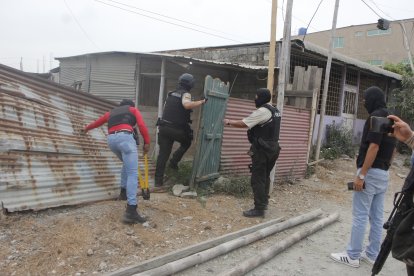 Agentes tumbaron a punta de patadas las puertas de varias caletas.