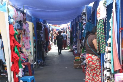 El comercio se mueve en calles del centro de Guayaquil.