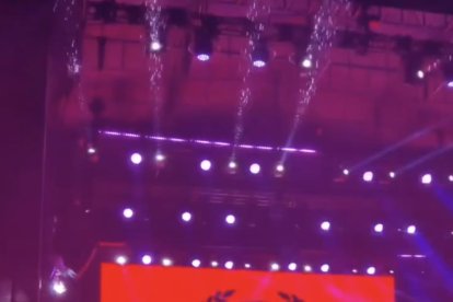 El muñeco de cartón del presidente quedó colgado por varios minutos durante el show.