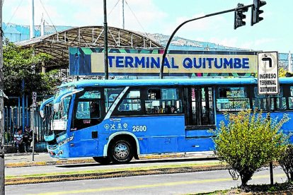 Los buses en superficie van más vacíos que hace un año.