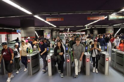 Los usuarios van con mayor tranquilidad dentro del Metro de Quito.