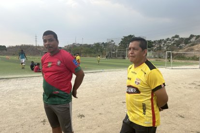 Ennin Paredes y Carlos Jácome, padres de familia de chicos de la escuela de fútbol.