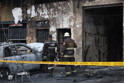 Bomberos acudieron al sitio, al igual que policías para cumplir con un resguardo.