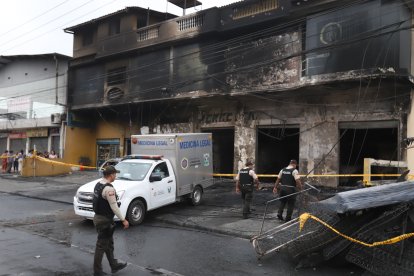 Policías retiraron los cadáveres en una unidad móvil de Medicina Legal.