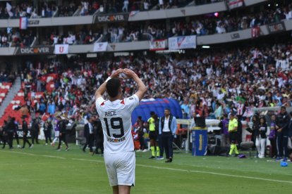 Álex Arce festeja ante la hinchada de Liga de Quito en el Rodrigo Paz