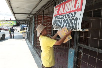 Juan, colocó un letrero intentando alquilar sus locales, pero nadie está dispuesto a arriesgarse en medio de la creciente inseguridad.