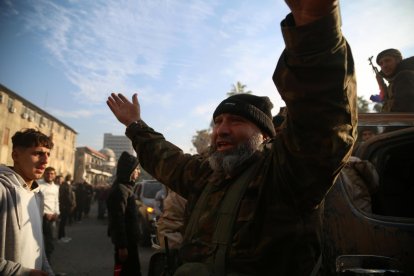 El pueblo sirio y los rebeldes celebran en las calles de Homs, Siria.