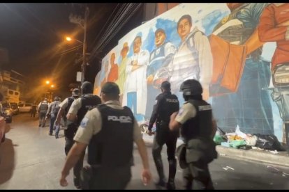 La Policía ingresó por la noche al cerro de El Carmen.