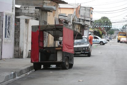 Las víctimas jugaban cartas en un calle estrecha de aquella cooperativa.