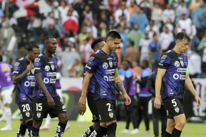 Los jugadores de Independiente no ocultaron su impotencia tras el 3-0 en la final de ida.