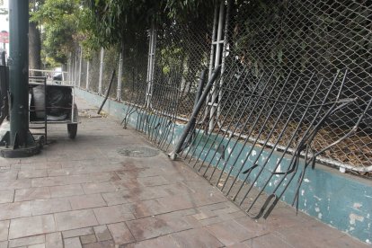 Antes de llegar al hospital, la víctima se estrelló contra una baranda.