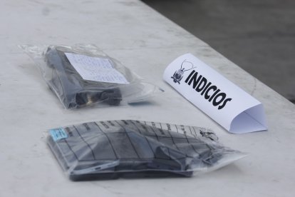 Entre las evidencias se encontraron armas y municiones.