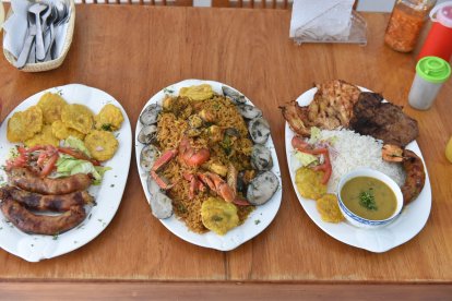 El plato estrella tiene conchas, camarón, ensaladita y arroz.