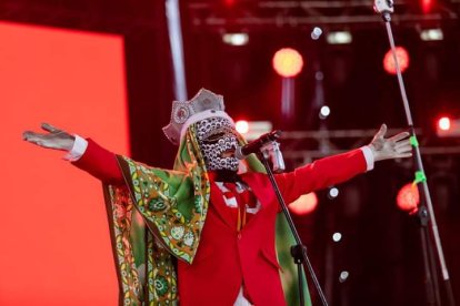 Mugre Sur es una banda que se ha caracterizado por tocar temas políticos y en contra del sistema. Tienen 20 años en la escena musical.