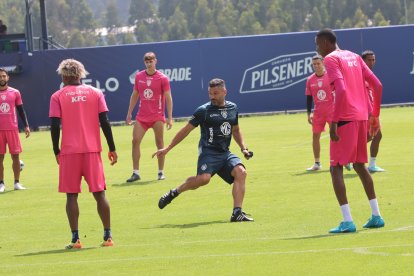 El DT Javier Gandolfi (c) analiza las opciones para tener mayor fuerza en el ataque de los rayados.