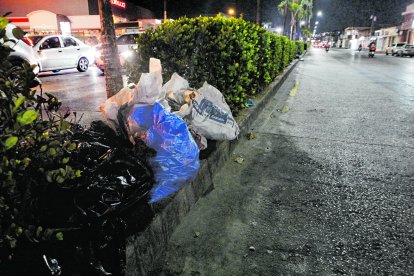 Locales de comida botan la basura a deshora y eso atrae plagas.