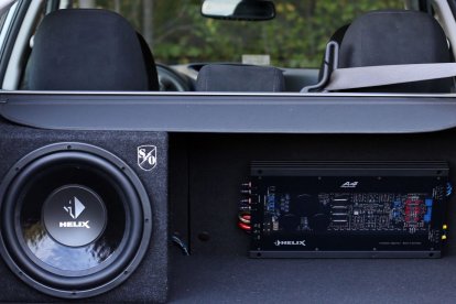 El  subwoofer ocupa un espacio importante del carro, por su caja acústica y amplificador.